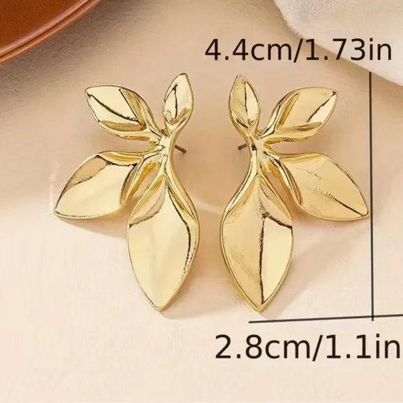 Elegant Silver Leaf Earrings - Picture 4 of 4